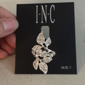 🌹NWT I.N.C Silver Multi Leaf Ring (Size 7)